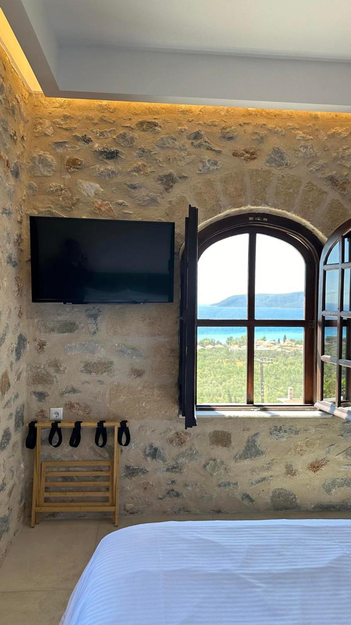 Papanestoras Apartments Kardhamili Bagian luar foto